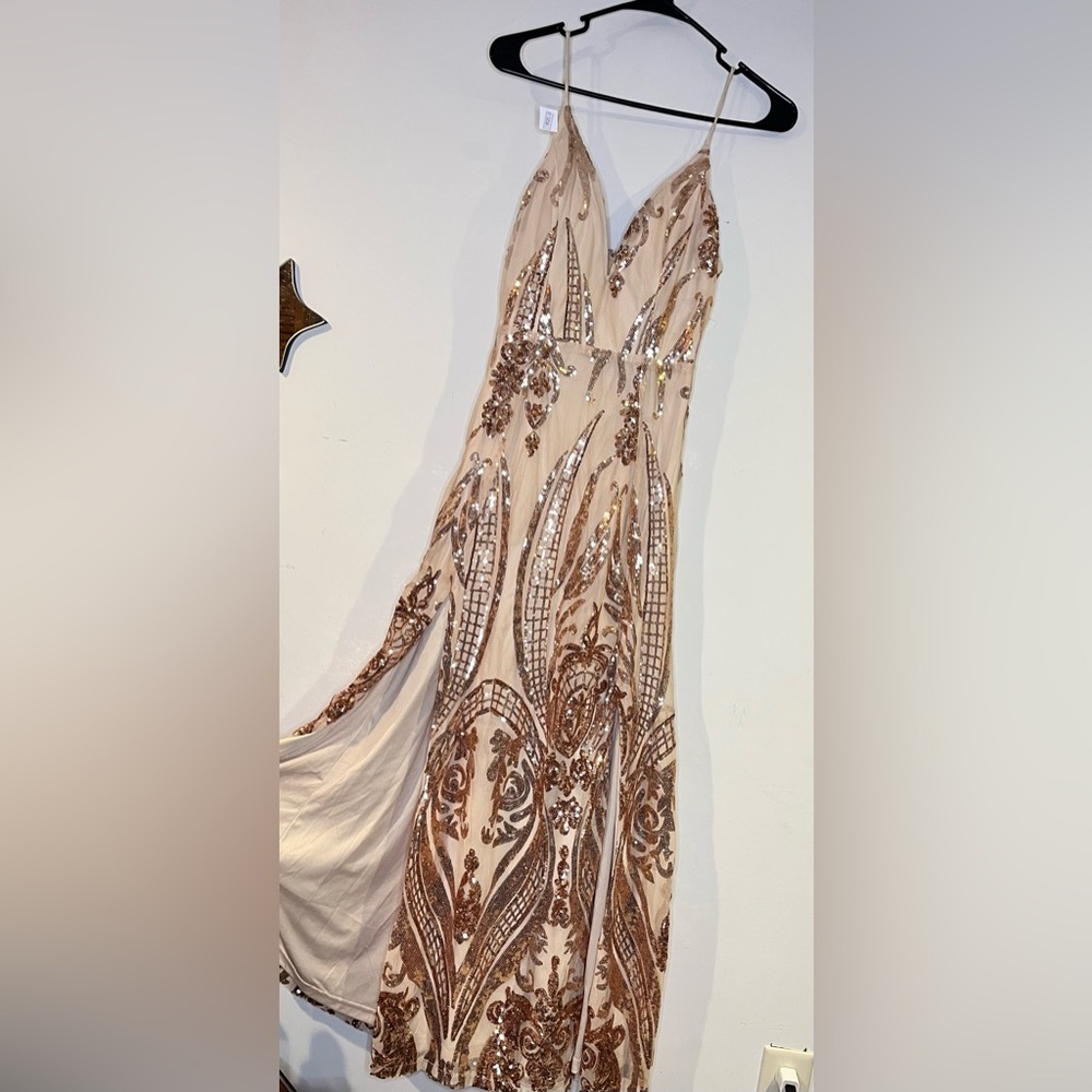 Beautiful dress, gold color, with a great detail to be the center of attention
